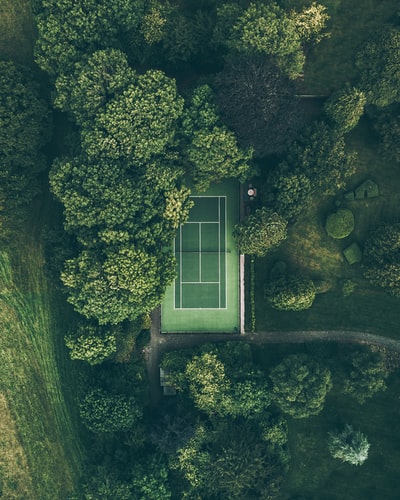 网球场被树木环绕的航拍照片